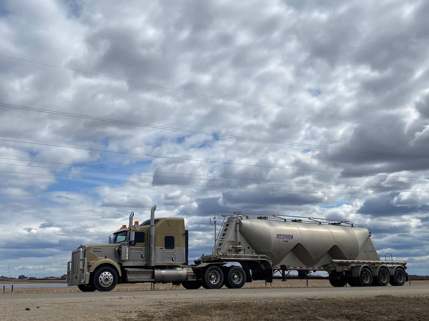 Hopper Dry Bulk Truck